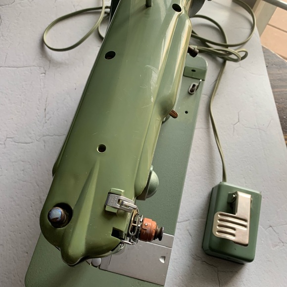 Vintage Spartan Singer Sewing Machine - Picture 9 of 10